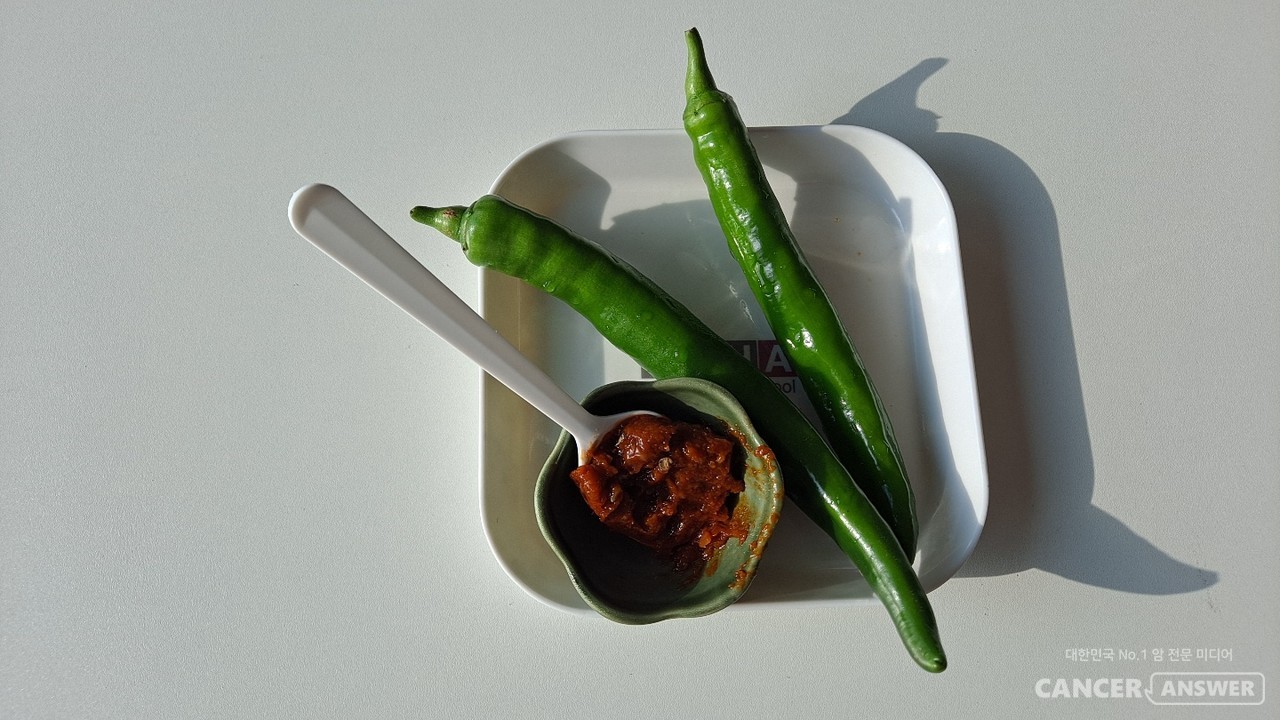풋고추에는 사과의 20배에 달하는 비타민C가 들어있고, 캡사이신은 항산화, 항암 효과를 발휘하는 것으로 알려져 있다. / 캔서앤서DB