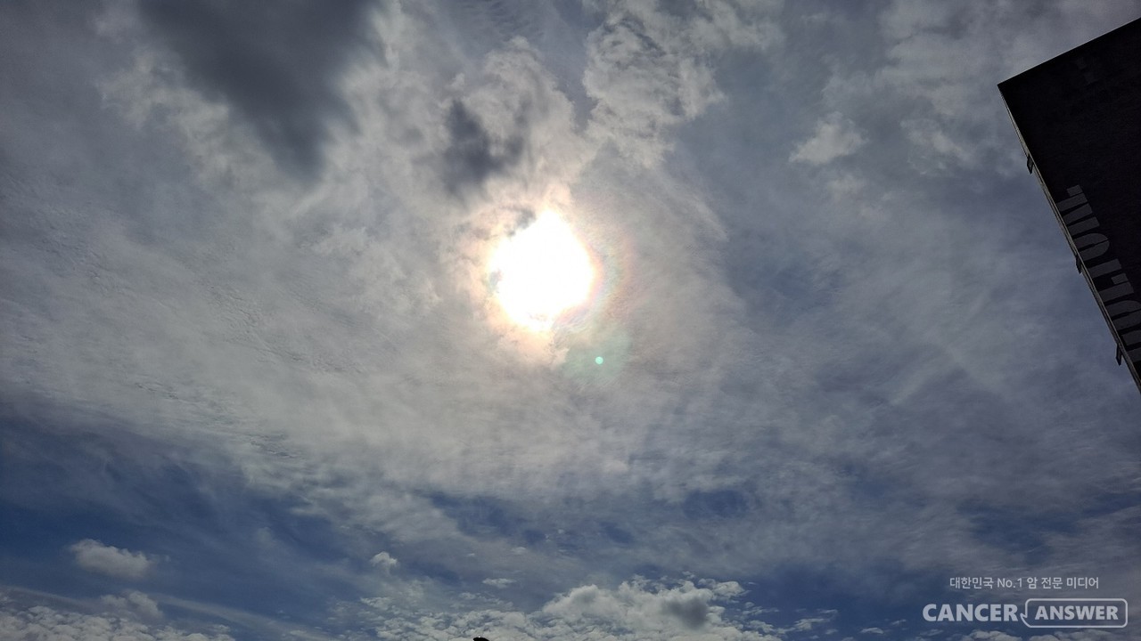 높은 습도 속에서 무더위가 기승을 부리면서 밤에는 열대야가 시작됐다. 밤잠 설치기 쉬운 요즘, 건강관리법을 알아보자. / 캔서앤서DB