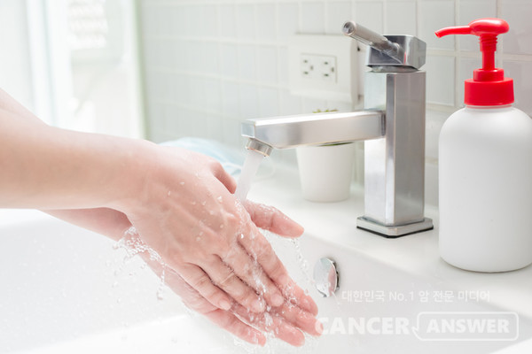 고온다습한 여름철 날씨와 코로나19로 인한 손씻기 생활화가 겹치면서 손 습진으로 고생하는 사람들이 늘고 있다./게티이미지뱅크