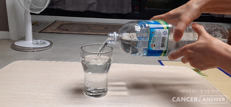 무더운 여름철엔 누구나 물을 충분히 수시로 마셔야 건강을 유지할 수 있다. / 캔서앤서DB