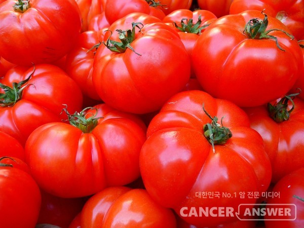 충분한 수분을 갖고 있고, 전립선 건강에 특히 좋다고 널리 알려진 토마토는 여름철 수분 보충을 위해 아주 좋은 과일이다. / 픽사베이