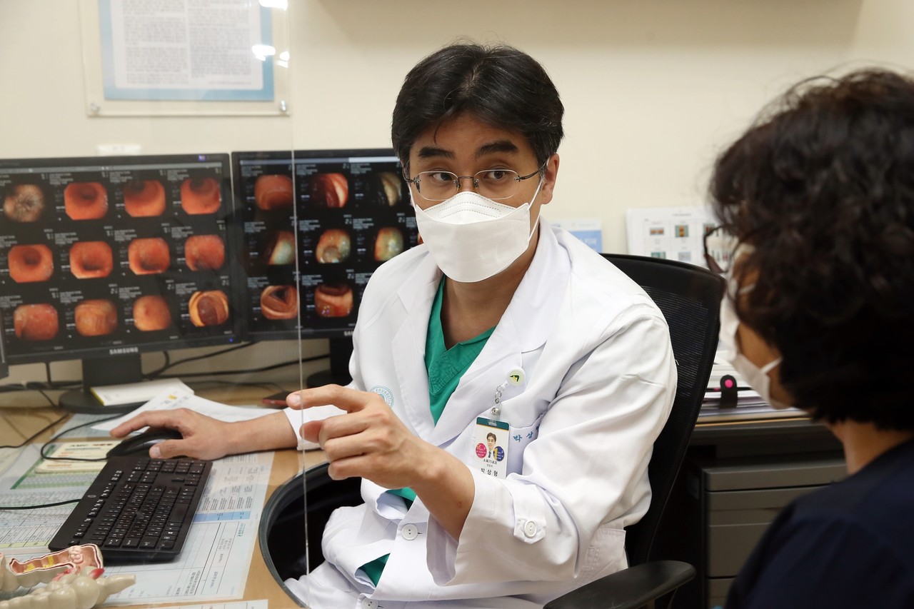 서울아산병원 박상형 소화기내과 교수가 염증성 장질환 환자를 진료하고 있다. / 서울아산병원