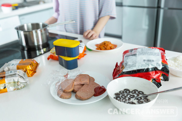 어쩔 수 없이 가공식품을 먹더라도 건강을 위해 지켜야 할 규칙이 있다./게티이미지뱅크