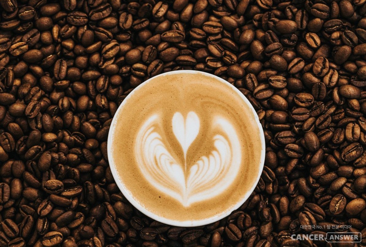 술을 마시면 11가지 암 발병 위험이 높아지지만, 커피를 마시면 특정 암의 위험을 줄일 수 있다는 연구결과가 미국 언론에 보도됐다. / unsplash
