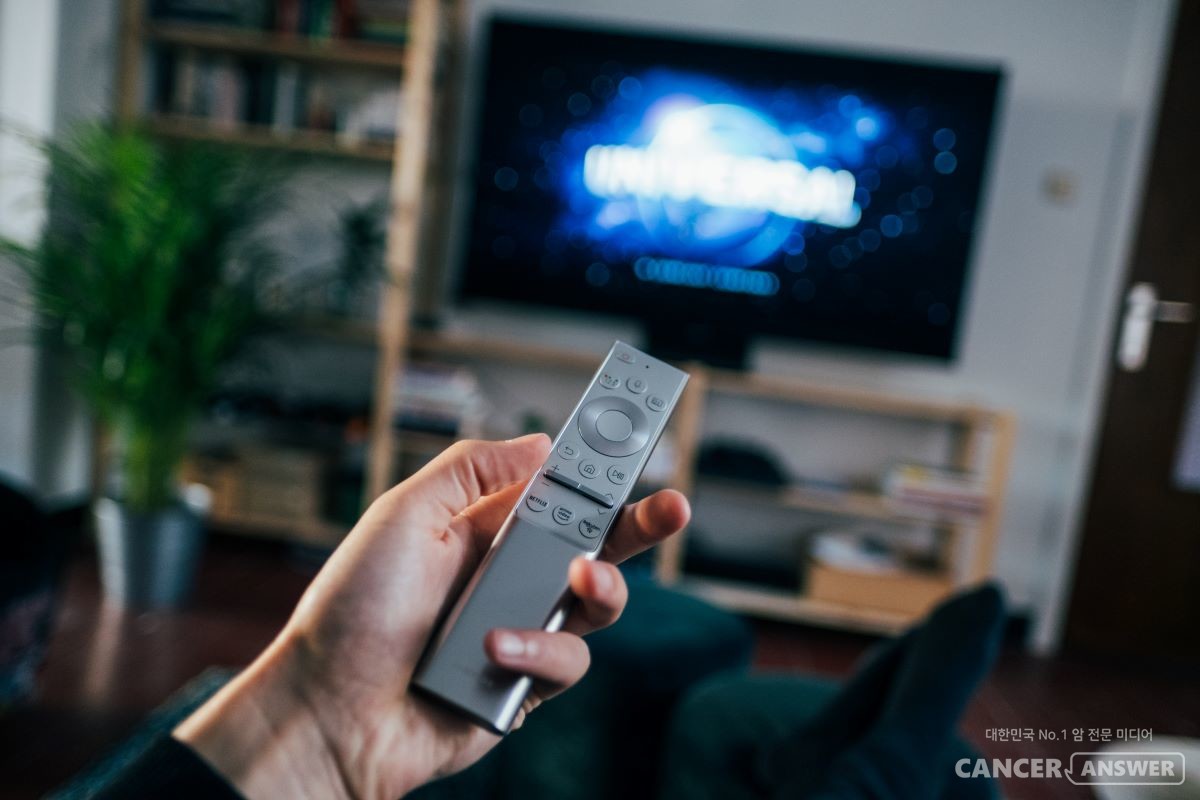 TV 앞에서 살다시피하면 활동량이 줄어들고 수면무호흡증을 비롯한 다양한 질병에 걸릴 가능성이 높아진다는 연구결과가 나왔다. / unsplash