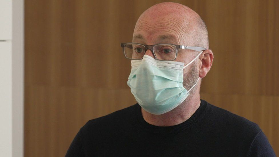 가벼운 방광 이상증상 때문에 병원을 찾았다 신장암을 발견하고 성공적인 치료를 받고 있는 영국의 경찰관 고다드 씨는 "아무리 사소한 증상도 무시하지 말라"고 말했다. /BBC