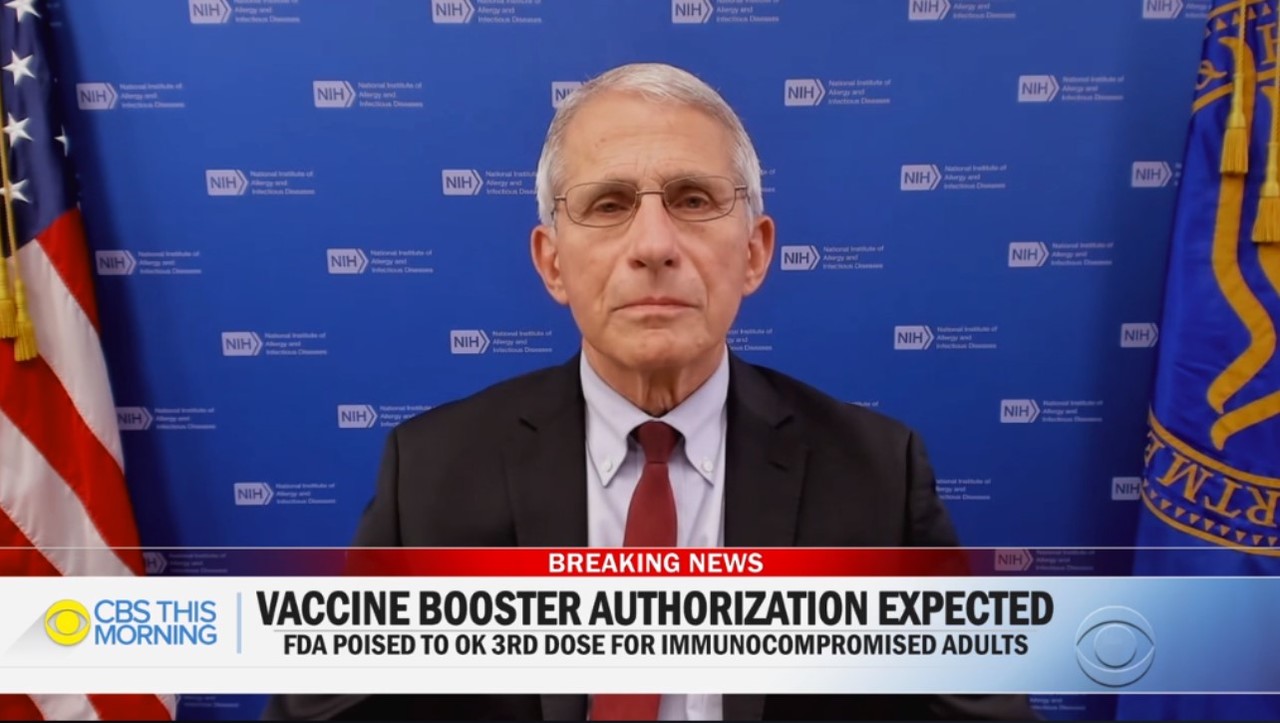 앤서니 파우치 백악관 수석 의료고문이 CBS에 출연해 특정한 경우, 부스터샷을 당장 시행할 수 있다는 메시지를 밝히고 있다. / CBS 인터넷판
