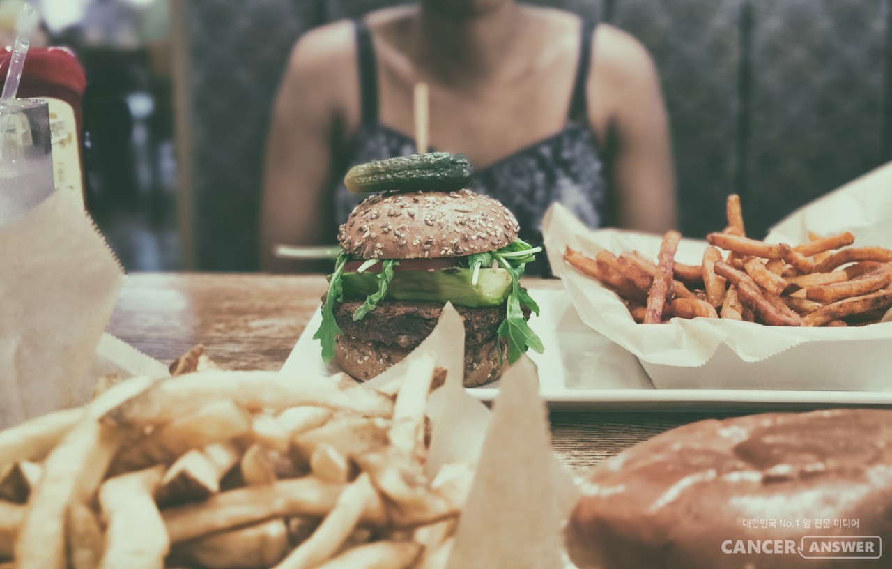 세포가 아닌 입이 좋아하는 음식은 단맛, 자극적인 맛, 고소한 맛을 내기 위해  가공을 거친다./Unsplash