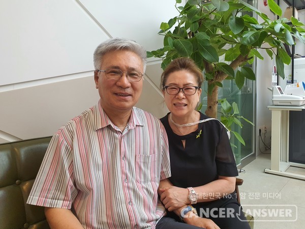 간암 투병 중에도 웃음을 잃지 않는 윤규진씨 부부.