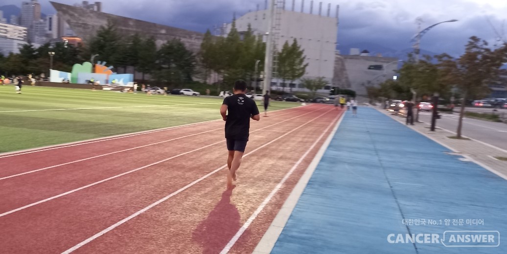 사람의 맨발은 아주 강한 탄력을 갖고 있어 건강한 발이라면 맨발로도 거뜬히 뛸 수 있다. 반대로 건강한 발을 갖고 싶다면 맨발달리기를 경험해 보는 것도 좋겠다. 기자가 한 육상 트랙에서 맨발로 달리고 있다. / 캔서앤서DB