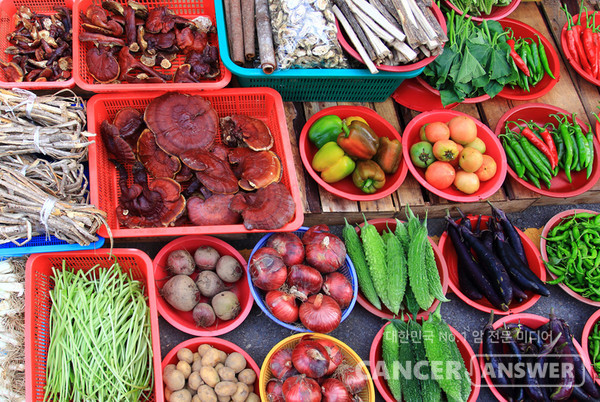 음식을 통한 중금속 중독을 막기 위해서는 중금속의 체내 흡수율을 낮추는 고구마줄기, 말린 토란, 양파 등 식이섬유가 풍부하고 황이 많이 든 식품을 함께 먹는 게 좋다./게티이미지뱅크