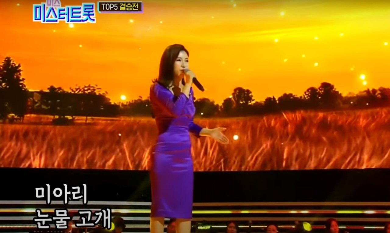 트롯 열풍을 불러일으킨 TV조선 '내일은 미스트롯'의 TOP5 결승곡을 부르고 있는 송가인 씨. / TV조선