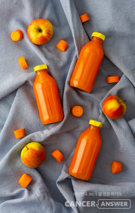 사과를 당근과 함께 착즙해 주스로 만들어 먹으면 영양분을 고스란히 흡수하면서 수분을 보충하기 때문에 아침 식사로 유용하다./게티이미지뱅크