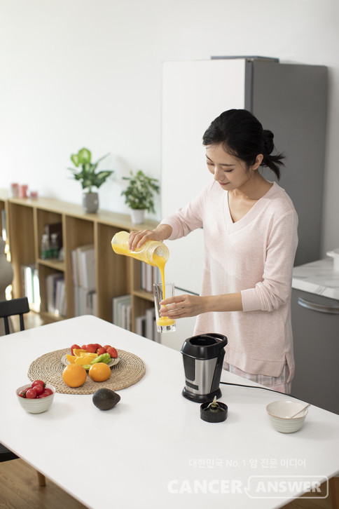 과일즙은 고속 칼날이 달린 믹서기보다는 저속 착즙기나 강판에 짜서 먹는 게 좋다./게티이미지뱅크