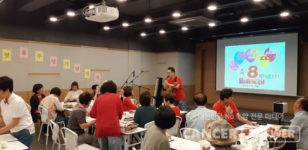 암 환우와 웃음을 통해 행복한 삶을 유지하고 싶은 사람들이 회원인 '웃음보따리' 모임. / 캔서앤서DB