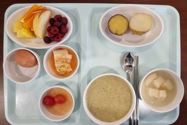 황성주 박사는 암 예방, 치료를 위해서는 독소제거, 영양균형 회복, 신체 활성화 등 3가지를 결합하는 'DNA 영양면역 요법'이 필요하다고 주장한다.