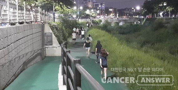 하루 7000보 이상만 걸어도 10년내 사망할 확률이 최대 70% 줄어든다는 미국의 연구결과가 나왔다. / 캔서앤서DB
