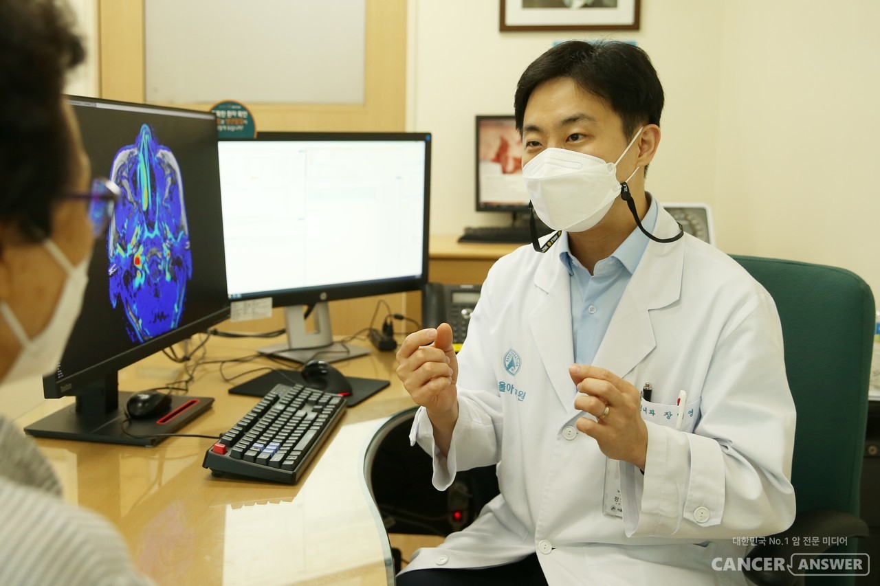 서울아산병원 노년내과 장일영 교수가 한 노인 환자를 진료하고 있다. / 서울아산병원