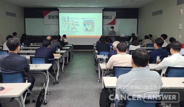 김국성 충남대 교수가 견운모의 항암치료 기전 연구 결과를 발표하고 있다./캔서앤서