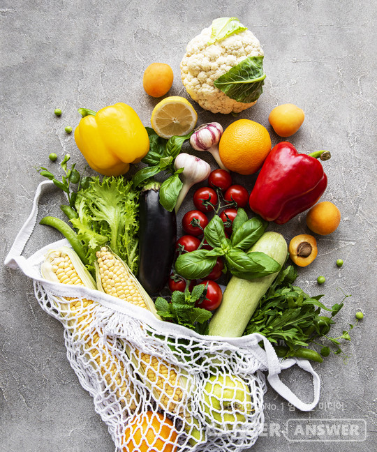 제3의 장기인 유익균을 제대로 활용하기 위해서는 생과일, 채소, 콩 등을 섭취하는 게 좋다./게티이미지뱅크