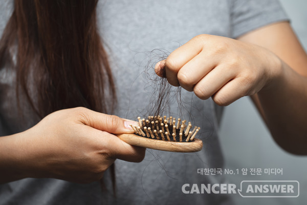 탈모가 걱정이라면 일상생활 속에서 머리카락을 지키는 일부터 시작하고 볼 일이다.