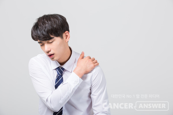 최근 30~40대 젊은 층에서 오십견을 호소하는 사람들이 늘고 있다./게티이미지뱅크