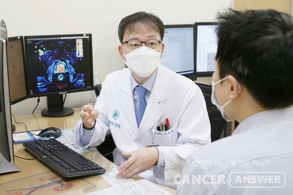 서울아산병원 정인갑 교수가 전립선암 환자를 진료하고 있다./서울아산병원 제공