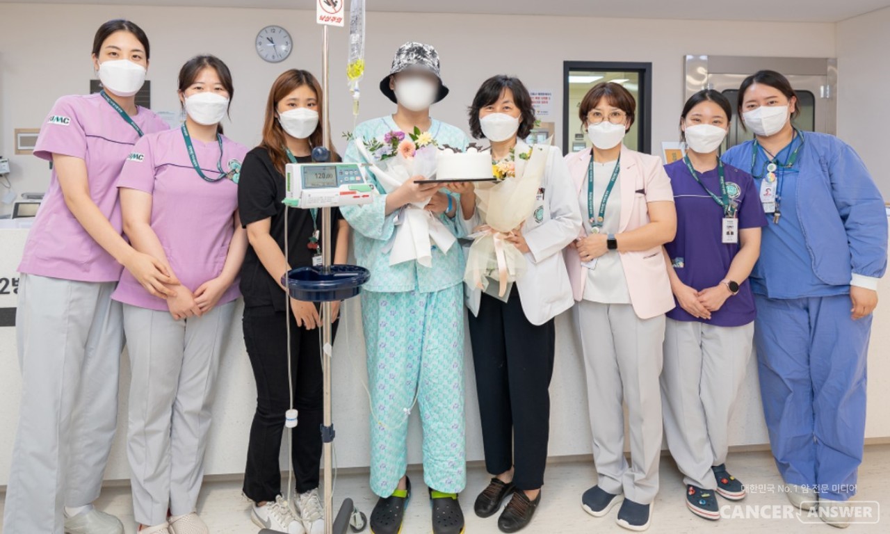 이대서울병원 조혈모세포이식실 신규 오픈 후 청소년으로서는 처음으로 조혈모세포이식을 시행한 환자와 이대서울병원 소아청소년과 유은선 교수. / 이대서울병원