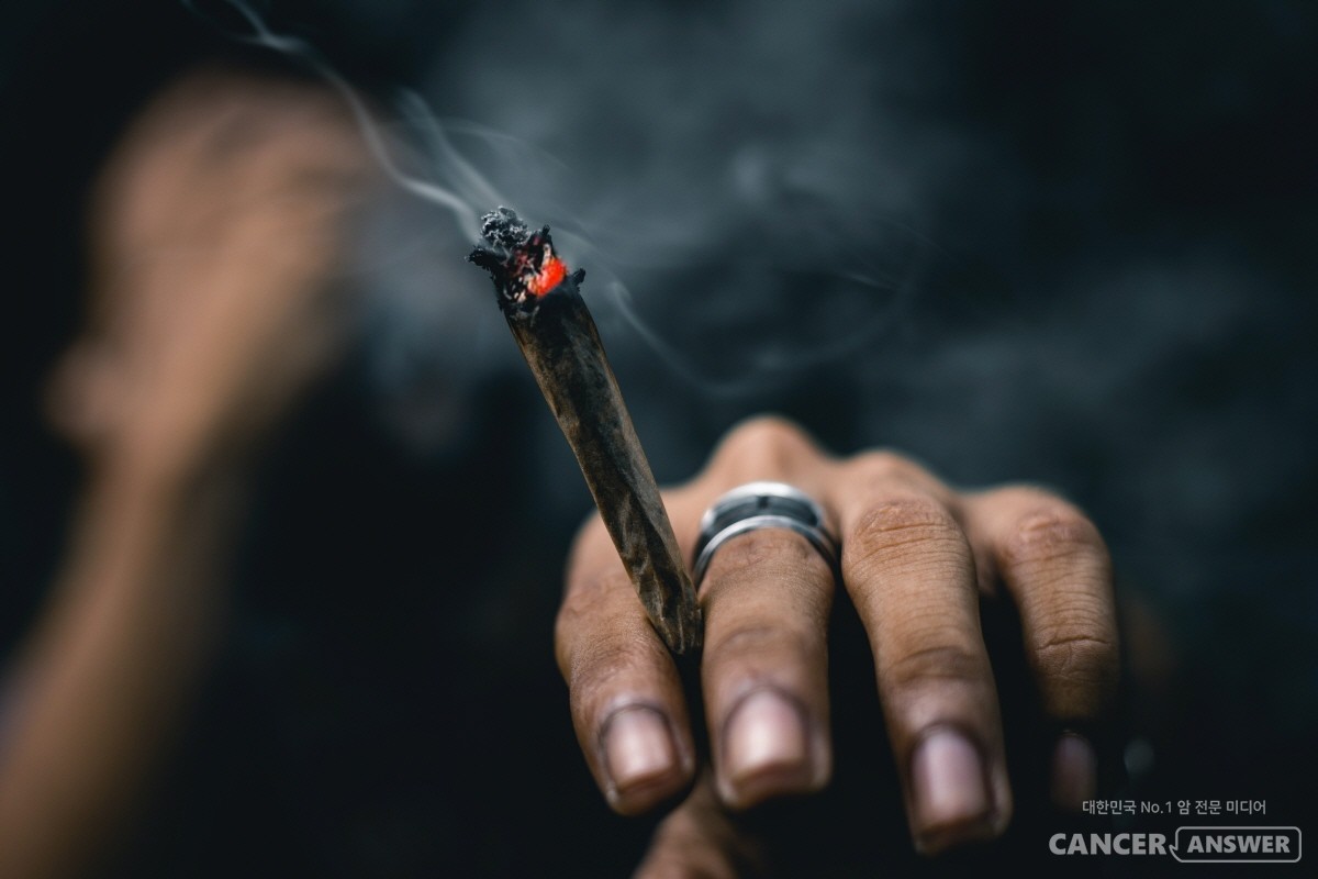 담배를 45세 이전에 끊으면 암 발생 위험이 크게 줄어든다는 연구결과가 나왔다. / unsplash