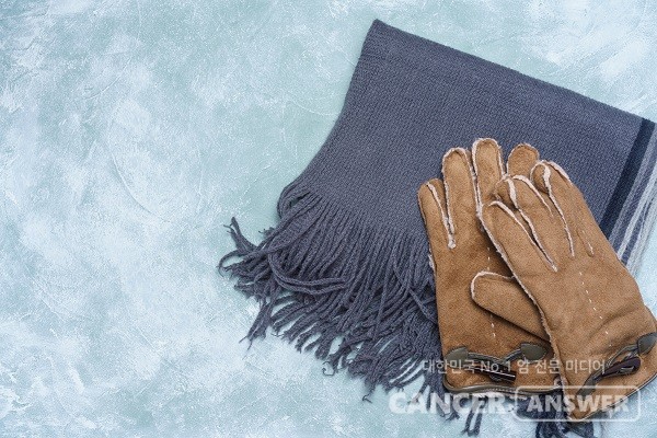 수족냉증이 있으면 외출 시 목도리, 장갑, 귀마개 등을 챙겨 추위에 노출되지 않게 하는 것이 중요하다./게티이미지뱅크
