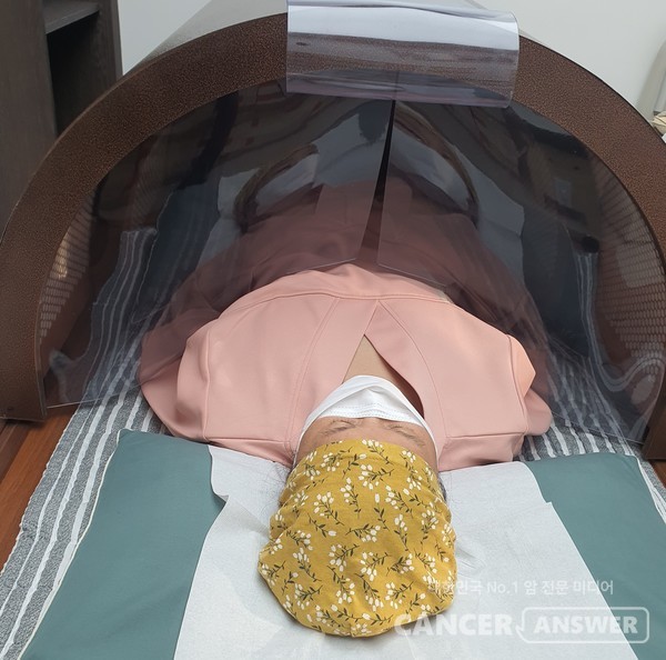 김순임(가명) 씨는 대학병원 항암치료 중에도 꾸준한 운동과 침, 온열치료 등을 병행하고 있다. '생광석 전신세포 활성 가온기'에서 온열치료를 받고 있다.