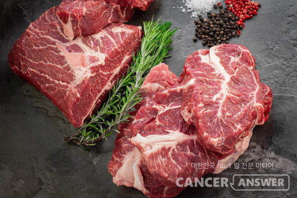 노인 암환자는  질 좋은 영양성분 보충이 필요하기 때문에 고기도 적정량 먹는 게 좋습니다./게티이미지뱅크