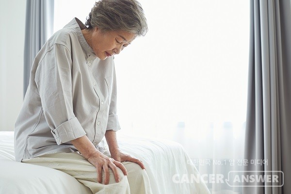 추위가 기승을 부릴수록 무릎 관절염으로 고통을 호소하는 사람들이 늘어난다./게티이미지뱅크