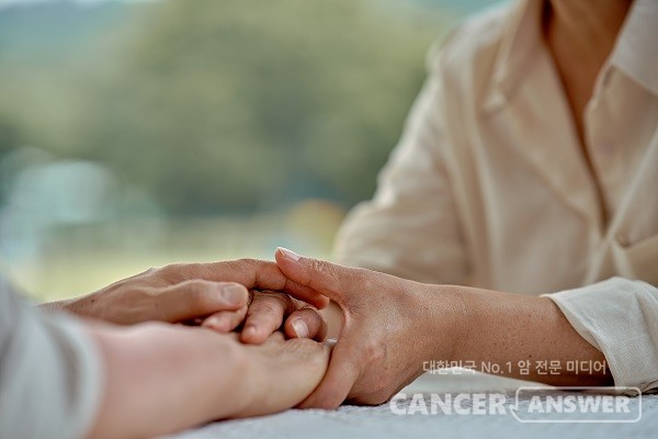 암 생존자의 건강증진과 사회적 기능 복귀를 도모하기 위해 마련된 암 생존자 통합지지사업이 눈길을 끈다./게티이미지뱅크