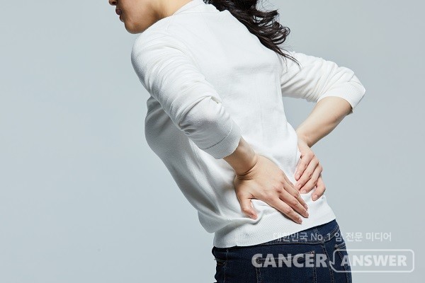 허리 통증이 있는 사람은 척추관협착증을 조심해야 한다./게티이미지뱅크