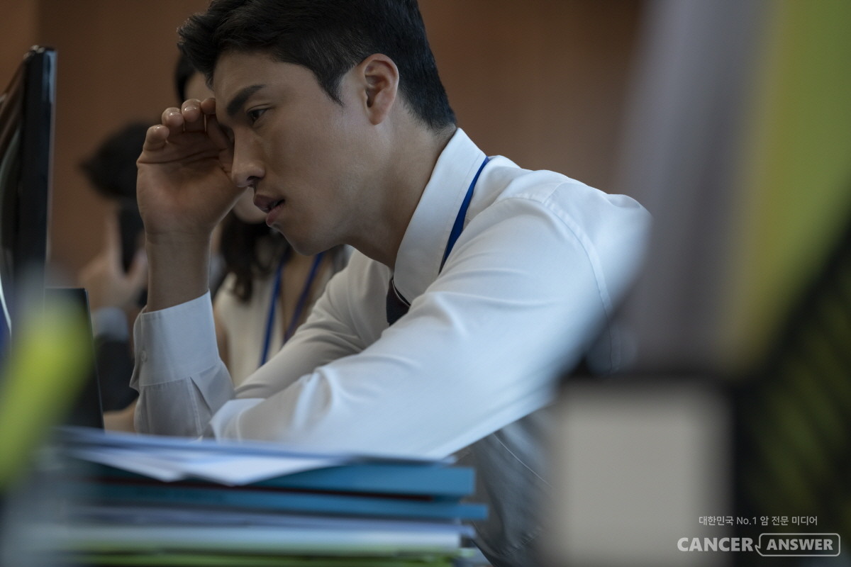 스마트폰이나 컴퓨터 등 작은 모니터를 오래 들여다보고 지난친 스트레스를 받는 젊은층에서 최근 노안이 급격히 늘어나고 있다. / xframe