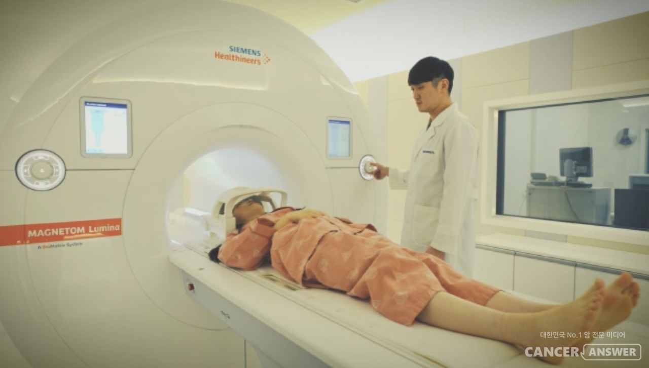 3월부터 척추 MRI의 건강보험 적용이 확대된다. 사진은 KMI한국의학연구소 건강검진센터 MRI 검진 장면. / KMI한국의학연구소