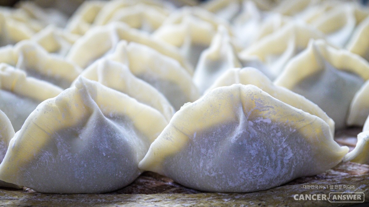 설날에는 만둣국을 끓여 먹는다. 채소와 고기가 다져진 만두는 건강음식이고, 육수도 넣은 재료에 따라 건강하게 먹을 수 있다. / unsplash