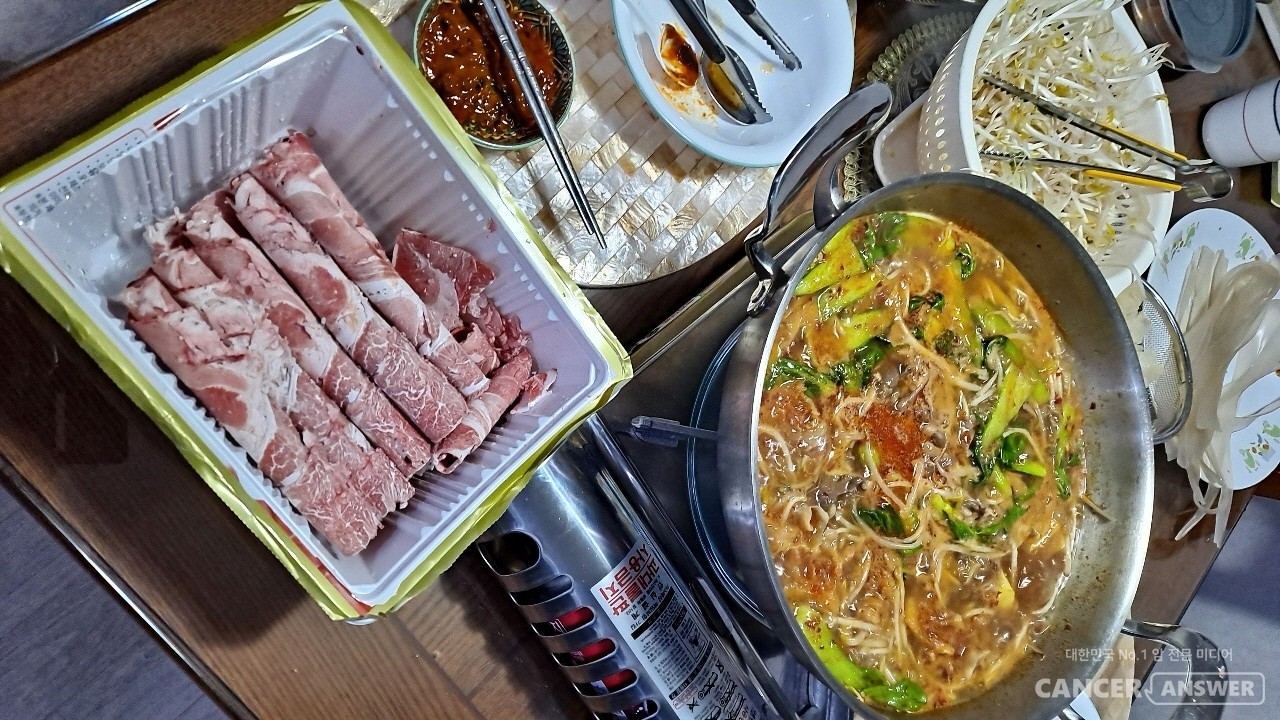 요즘엔 중국 식재료를 온라인으로 다양하게 구매할 수 있어 집에 있는 그릇과 도구를 활용해 여건에 따라 끓여 먹으면 식당에서 사먹는 훠궈맛을 쉽게 구현할 수 있다. / 캔서앤서DB