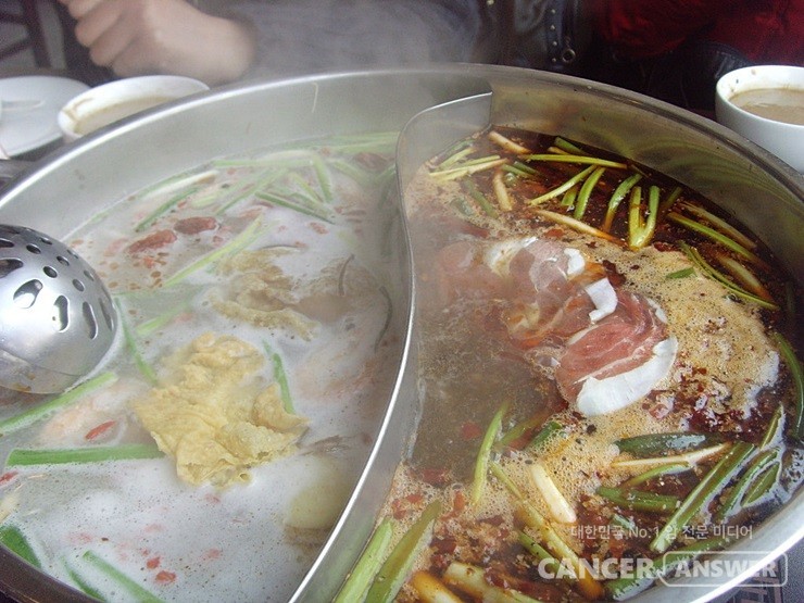 훠궈는 보통 반씩 나뉜 냄비에서 두가지 국물을 끓이면서 야채와 고기를 데쳐 먹는 중국음식. 뜨끈한 국물과 식재료들이 영양이 많아 겨울 보양식으로 사랑받고 있다. / 캔서앤서DB