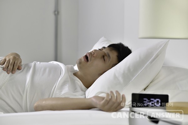 수면무호흡증으로 인한 일상생활의 어려움을 호소하는 사람들이 많다./게티이미지뱅크