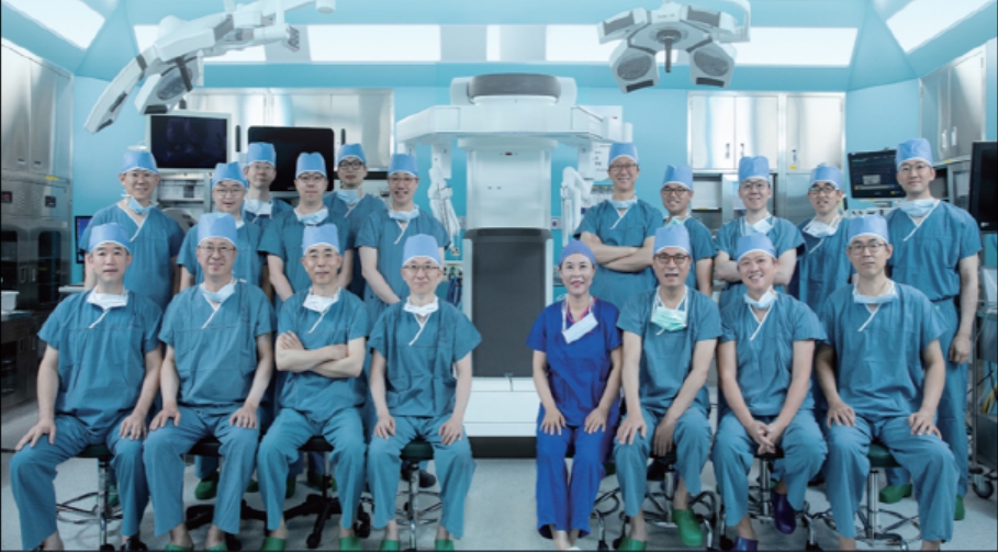 최근 로봇수술 1만례를 달성한 아주대병원은 직장암이 간에 전이된 환자의 종양을 로봇수술로 동시에 제거해 내는데 성공했다고 밝혔다. 사진은 1만례 달성 기념사진. / 아주대병원