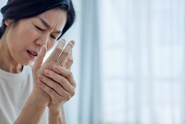 손발 저림은 항암 치료의 흔한 부작용 중 하나다./게티이미지뱅크