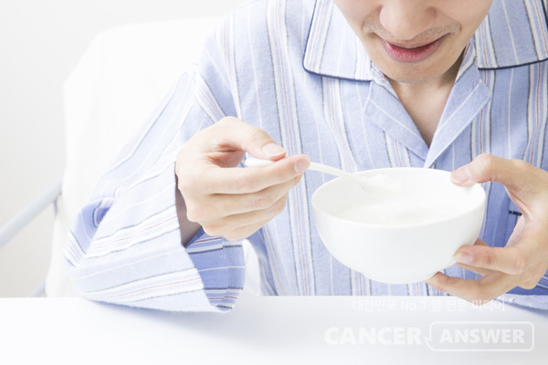 영양불량 고위험군 암환자에게 절대 부족한 섭취 열량과 비타민, 미네랄을 간편하게 보충하기에 적절한 경구 영양 보조액은 시중에 여러 제품이 나와 있다./게티이미지뱅크