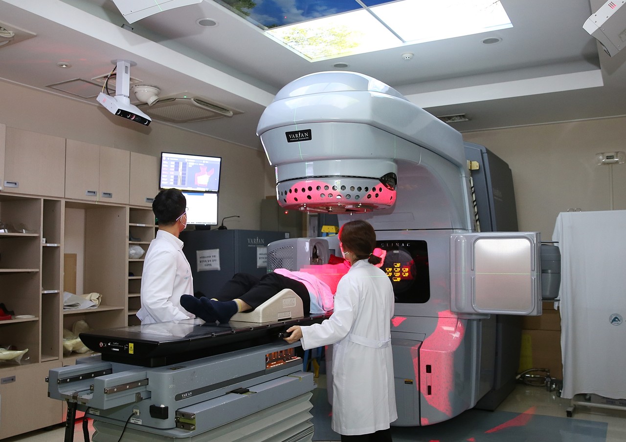 서울아산병원 방사선종양학과에서 3차원 카메라 기술을 활용한 마커리스(marker-less) 방식의 표면 유도 방사선 치료를 통해 암환자를 치료하고 있다. / 서울아산병원