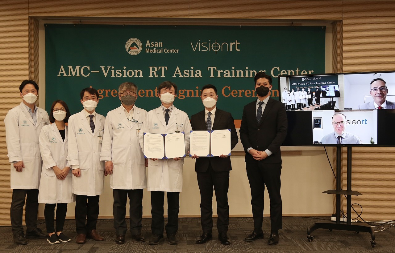 서울아산병원과 Vision RT사간 표면 유도 방사선치료 아시아 트레이닝 센터 운영 협약식에서 김재중 서울아산병원 교육부원장(심장내과 교수·오른쪽 세 번째)과 김동현 Vision RT사 지사장(오른쪽 두 번째)이 관계자들과 함께 기념 촬영을 하고 있다. / 서울아산병원