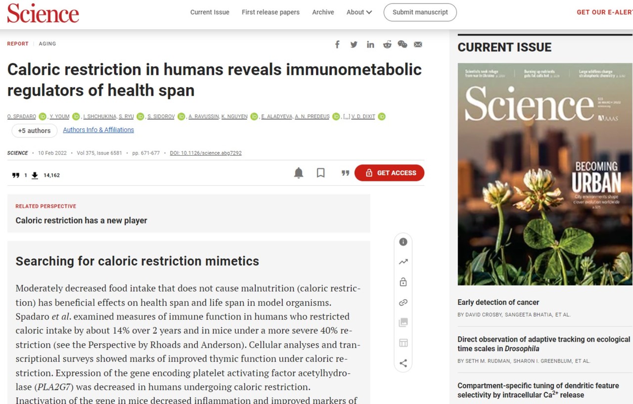 적게 먹는 소식을 통한 섭취 칼로리 삭감이 면역력을 향상시키고 염증반응을 낮춘다는 연구결과가 실린 'Science'.