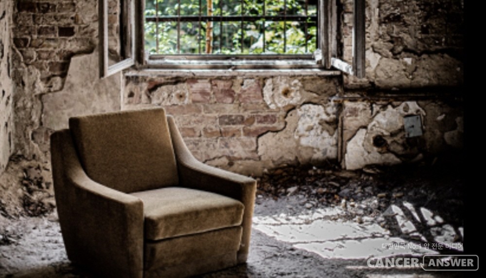 암 생존자가 하루 8시간 이상 앉아있고 운동량이 부족하면 암 재발을 비롯해 각종 사망 위험이 급격히 높아진다는 연구결과가 나왔다. / unsplash