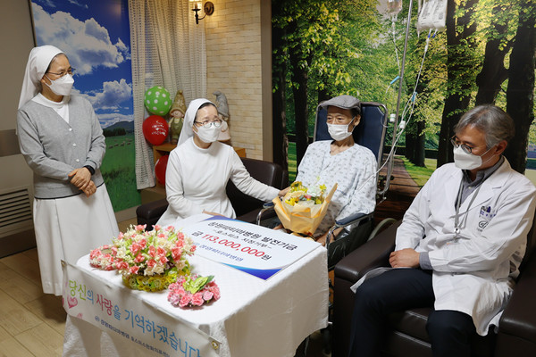 전 재산을 기부한 김재용(사진 가운데)씨와 창원 파티마병원 관계자들이 이야기를 나누고 있다. /창원파티마병원