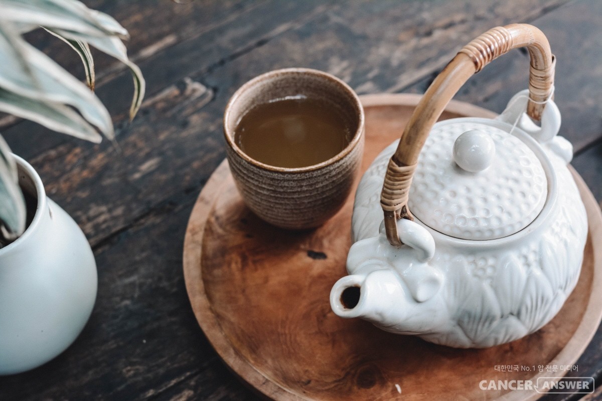 커피가 건강에 좋다는 연구가 속속 나오고 있는 요즘, 차와 커피의 카페인이 뇌질환을 예방하는데 도움이 된다는 연구가 나와 주목된다. / unsplash